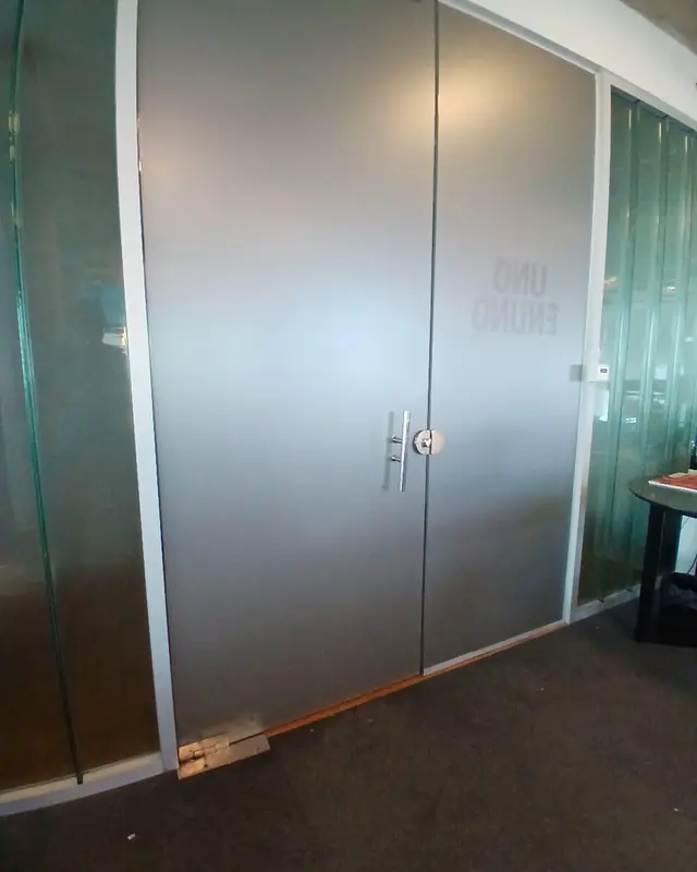 Puertas de vidrio de oficina con lámina esmerilada