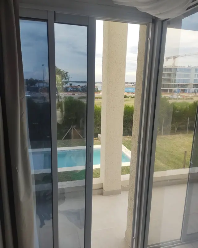 Ventanales corredizos con vista a la pileta y lámina instalada