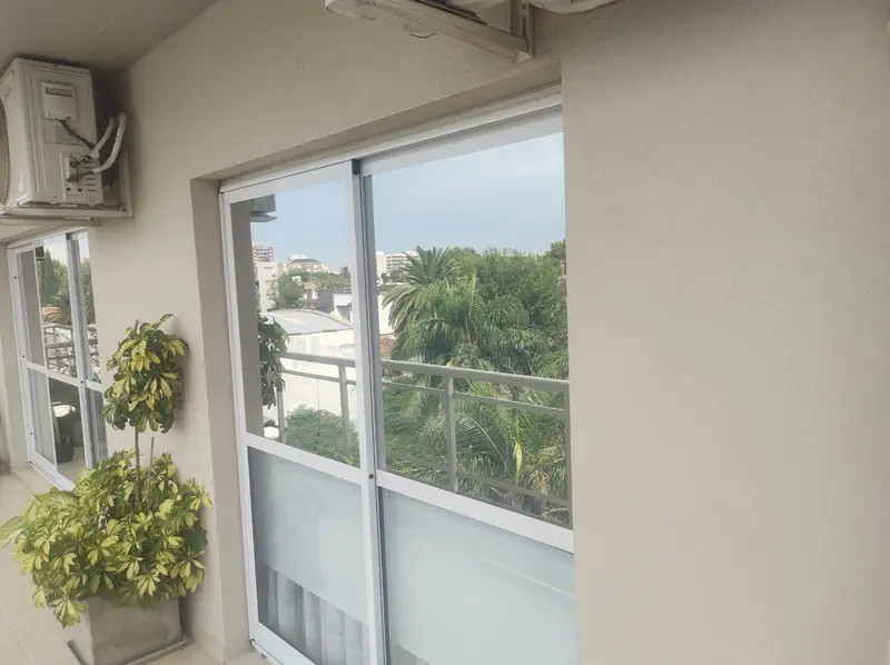 Ventana de balcón con franja esmerilada en la parte inferior