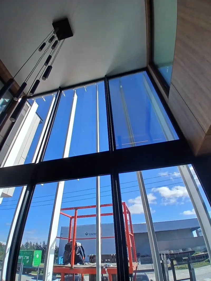 Vidriado de doble altura con plataforma elevadora en el exterior