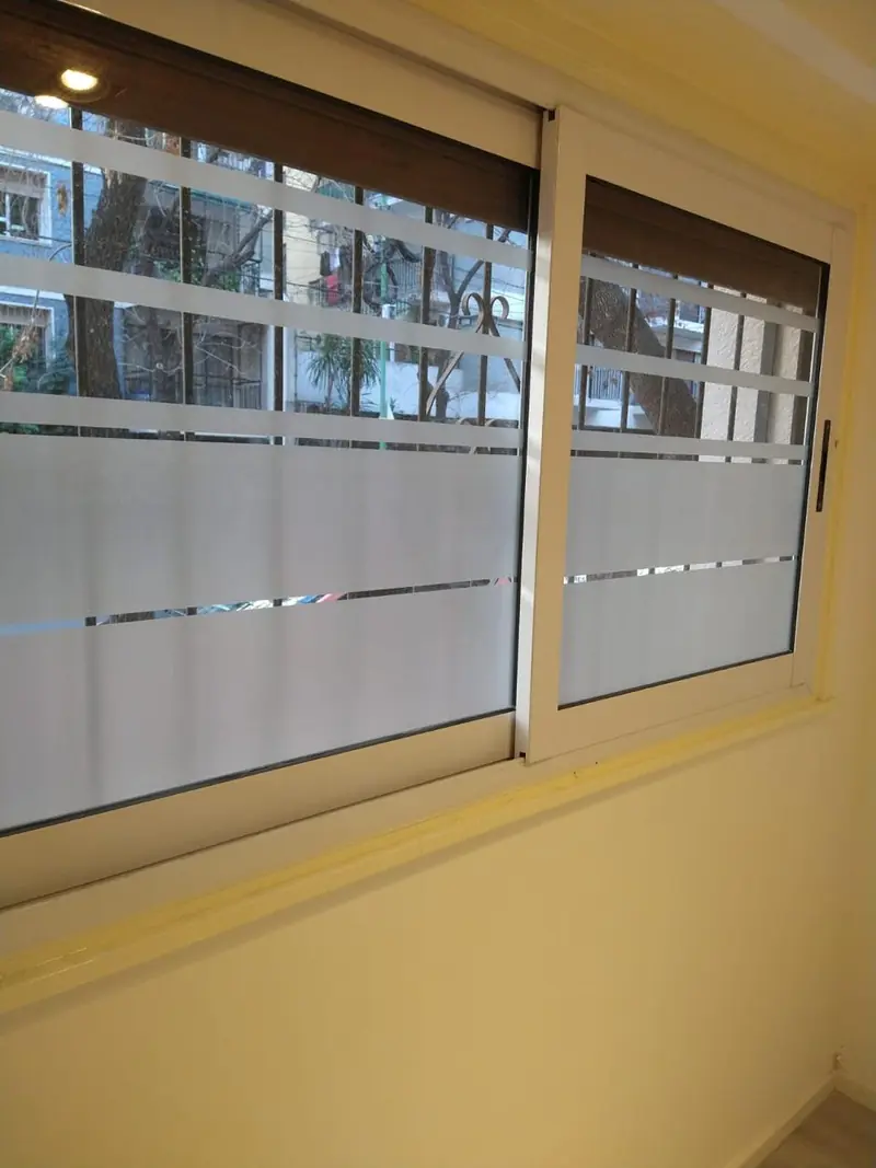 Ventana con franjas esmeriladas decorativas