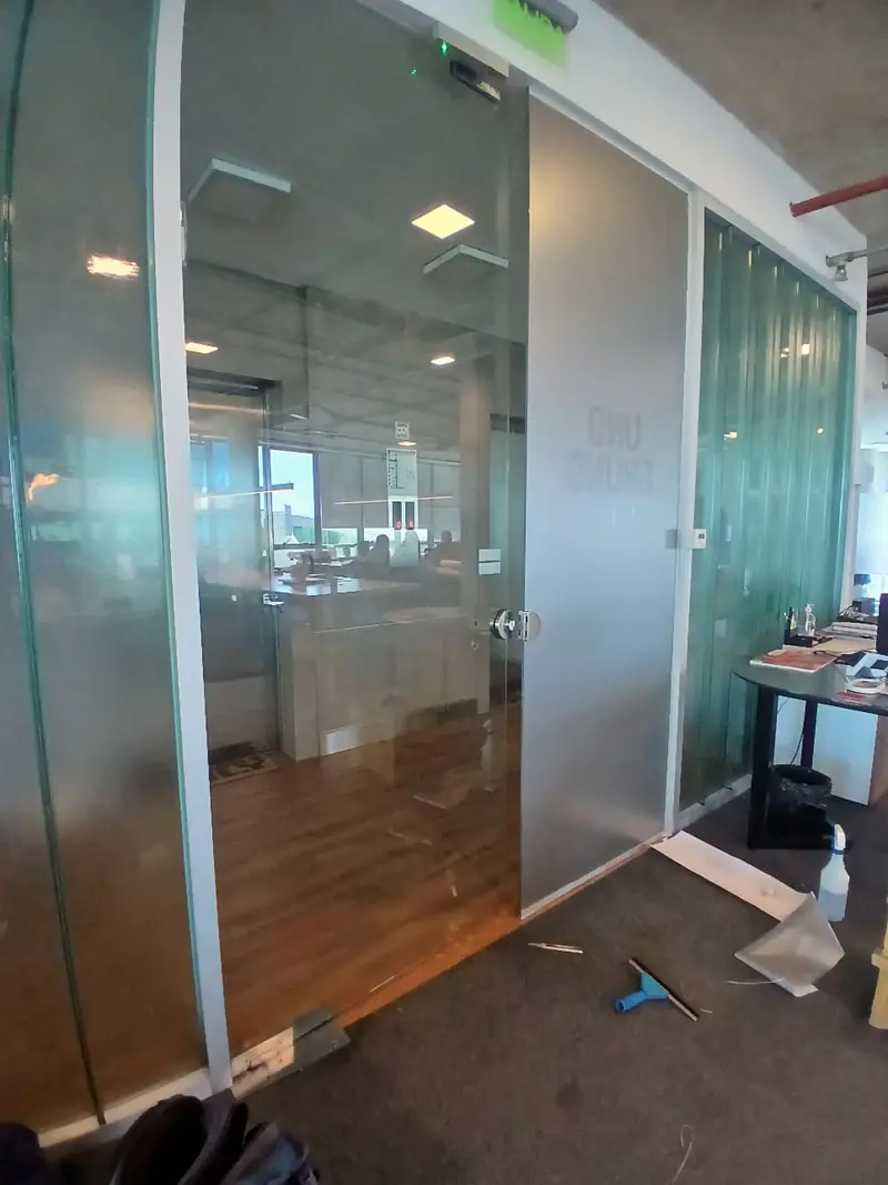 División de vidrio esmerilada en oficina