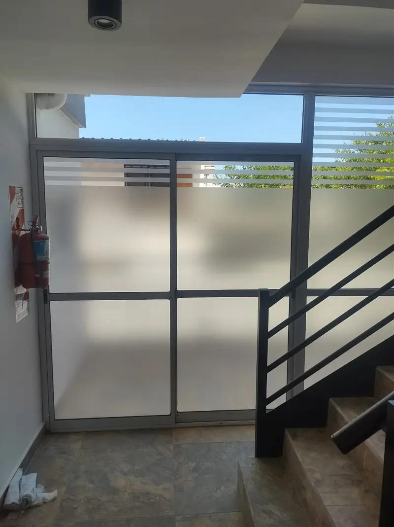 Palier con vidrios esmerilados que dan privacidad sin perder luz