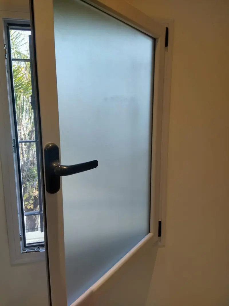 Puerta con vidrio esmerilado para privacidad