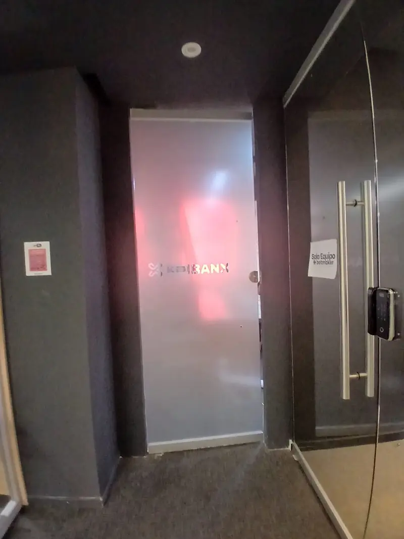 Puerta de vidrio esmerilada en un pasillo de oficina