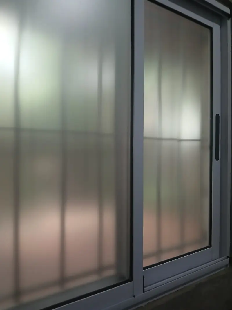 Ventana corrediza con lámina esmerilada