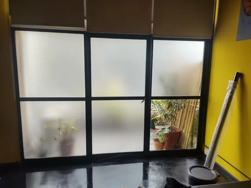 Paños de vidrio esmerilados en un ambiente interior