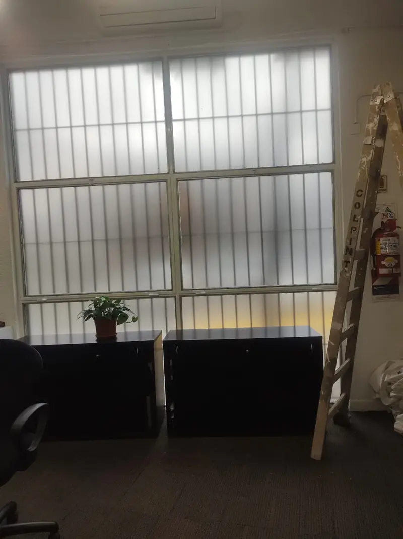 Ventanal de oficina con lámina esmerilada