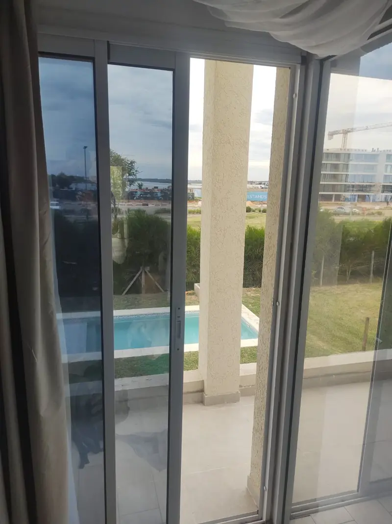 Ventanales corredizos con vista a la pileta