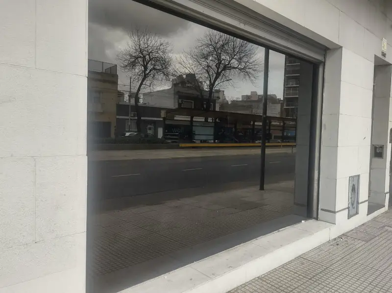 Vidriera de local comercial a la calle
