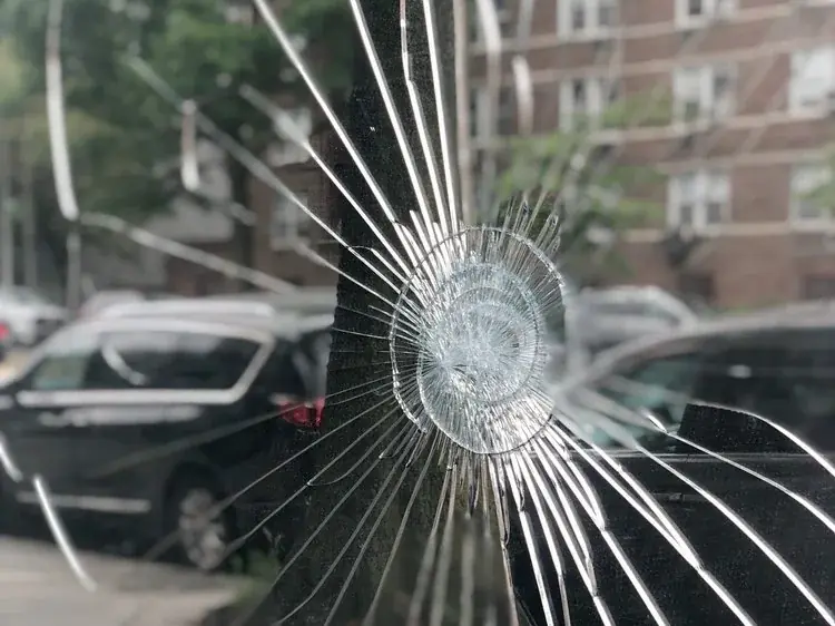 Vidrio con impacto que queda retenido gracias a una lámina de seguridad